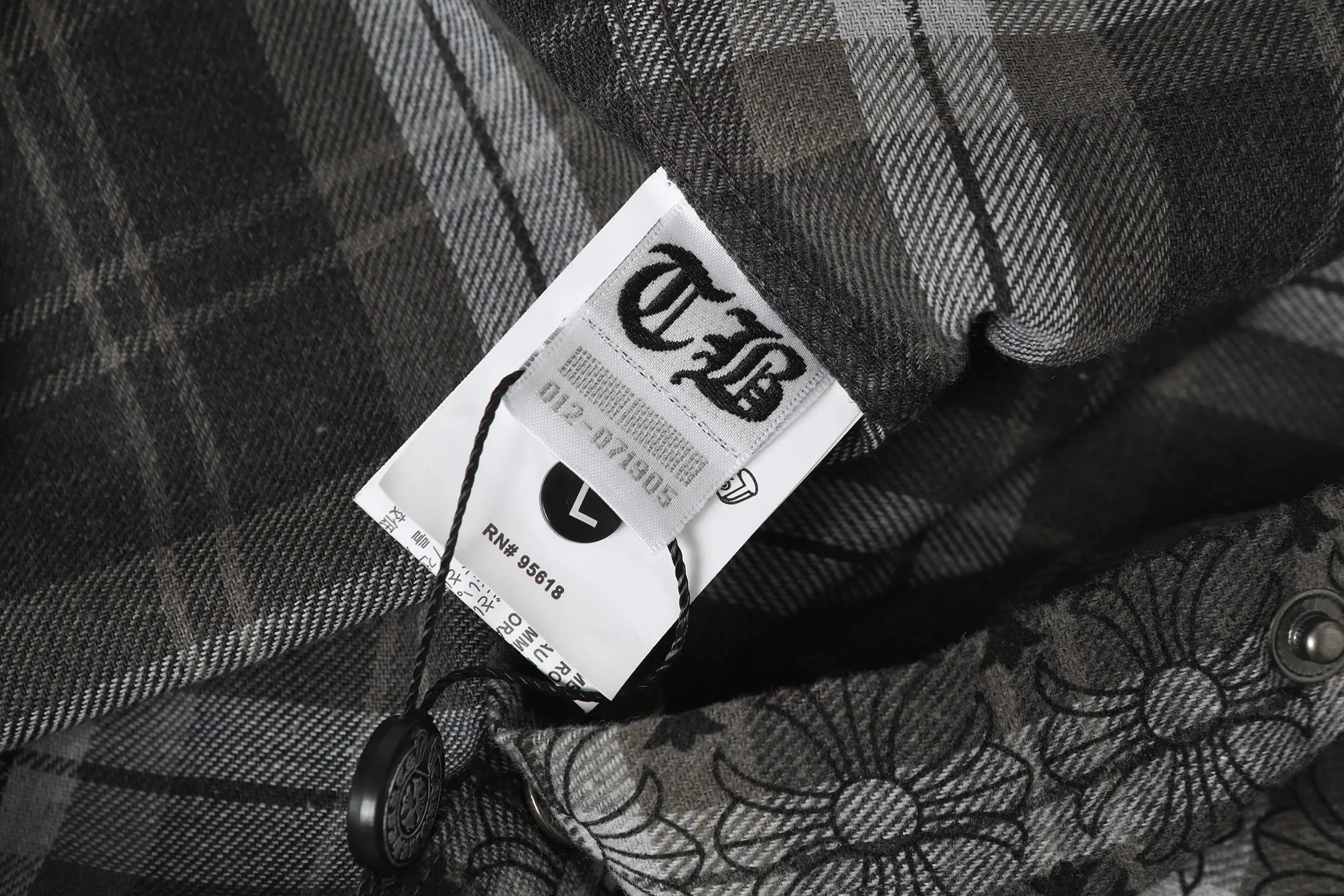 P260 Cross-border model, please do not place an order if you are pursuing quality - Chrome Hearts/Chrome Hearts dark pattern plaid shirt long-sleeved Polo - High weight, high density and high quality. The wool is soft, delicate and skin-friendly. Soft and silky to the touch. Excellent warmth and skin-friendly properties. - Customized weaving and dyeing. No color difference. No matter the fabric or workmanship details, it is better than the ordinary version on the market. - Hardware and zipper accessories are all customized. Full of details -Colour: black -Size: S M L XL